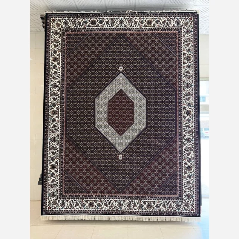 فرش سنتی ماشینی کاشان 700 شانه، 100 درصد آکریلیک با طرح بیجار سرمه‌ای، ابعاد 9 متری