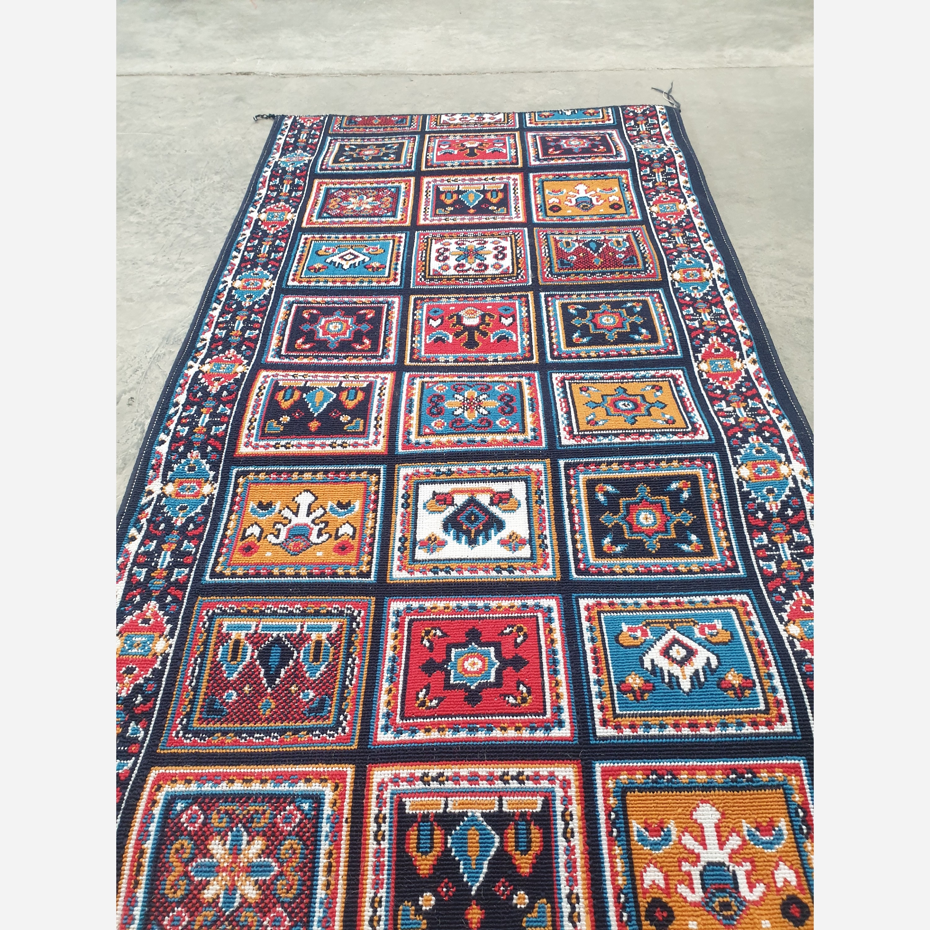 گلیم ماشینی کاشان کناره طرح کژال سرمه ای سایز300در1،20(هزینه ارسال باخریداروپس کرایه میباشد)