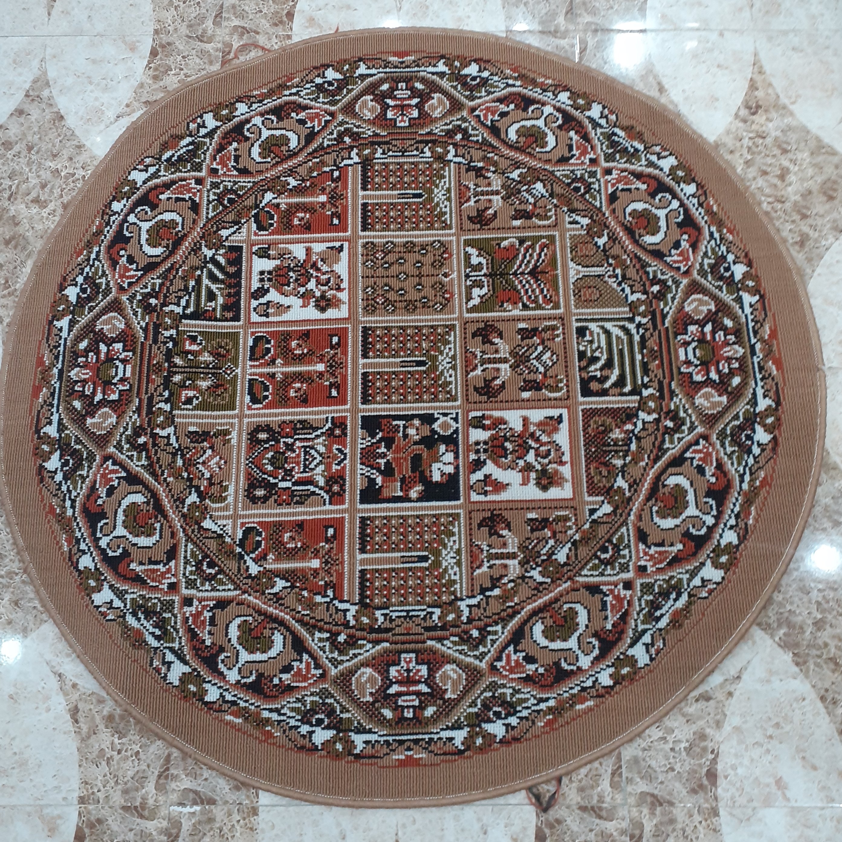 گلیم گرد طرح خشتی بادامی سایز یک دریک(هزینه ارسال باخریداروپس کرایه میباشد)