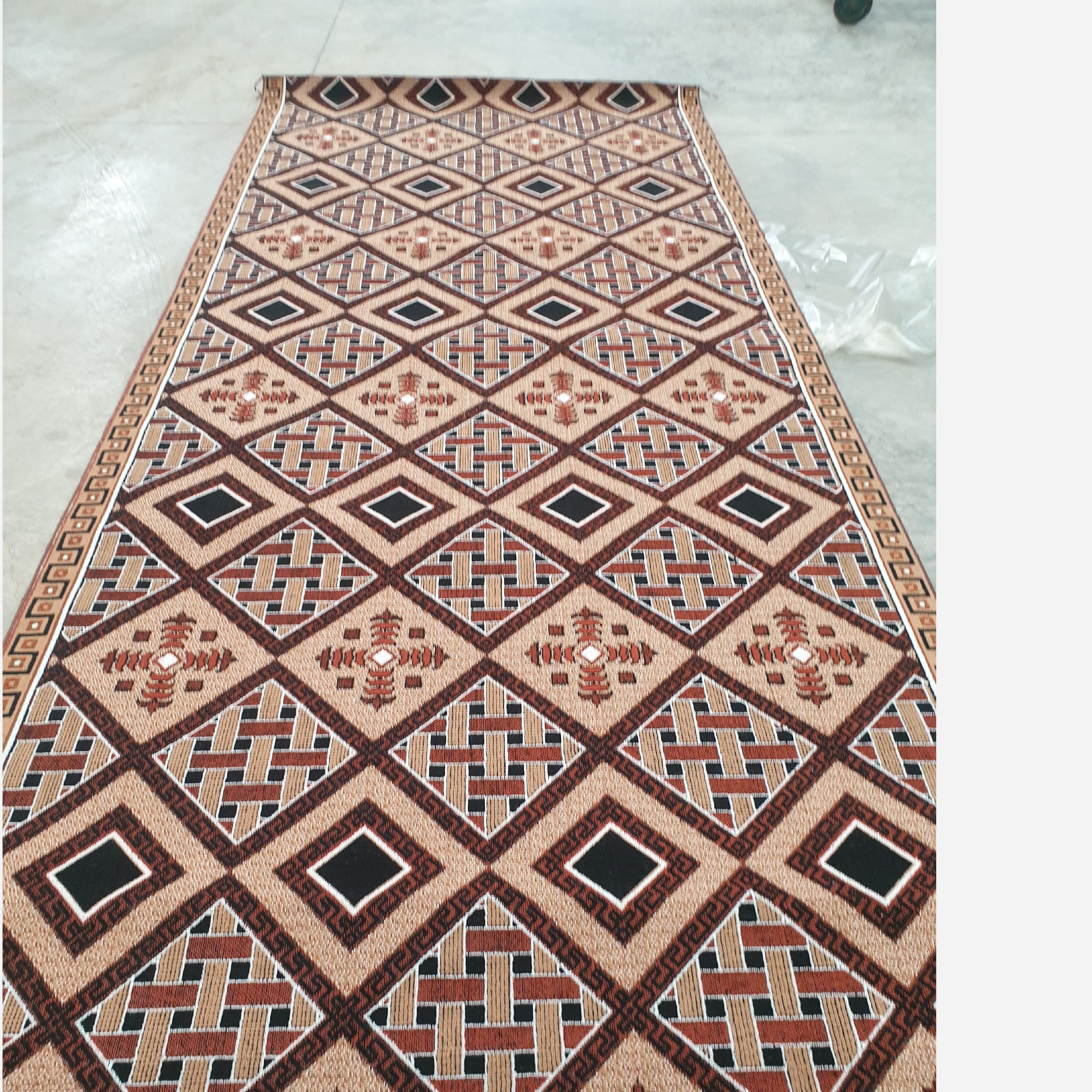 گلیم ماشینی کاشان طرح حصیری سایز2،05در1،43متر(هزینه ارسال باخریداروپس کرایه میباشد)